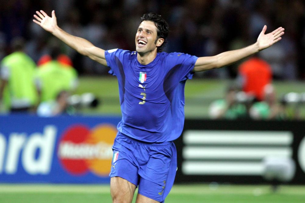 英超日本国脚与战犯照片合影，其俱乐部比赛在中国照常直播引球迷不满，咪咕客服回应