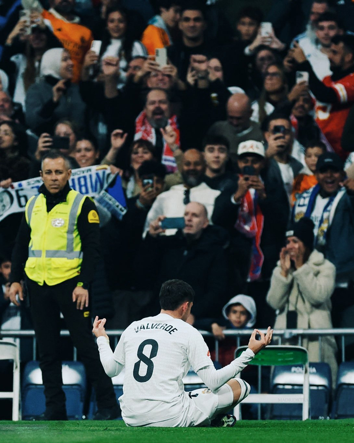 俄罗斯运动员谢尔盖-博伊在1800米高空踢球，挑战极限，引发热议。