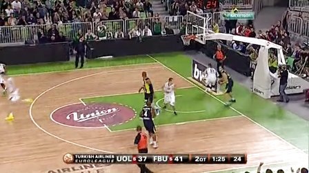 为什么外野手在处理阳光下的高飞球时习惯性地采用侧身接捕姿态