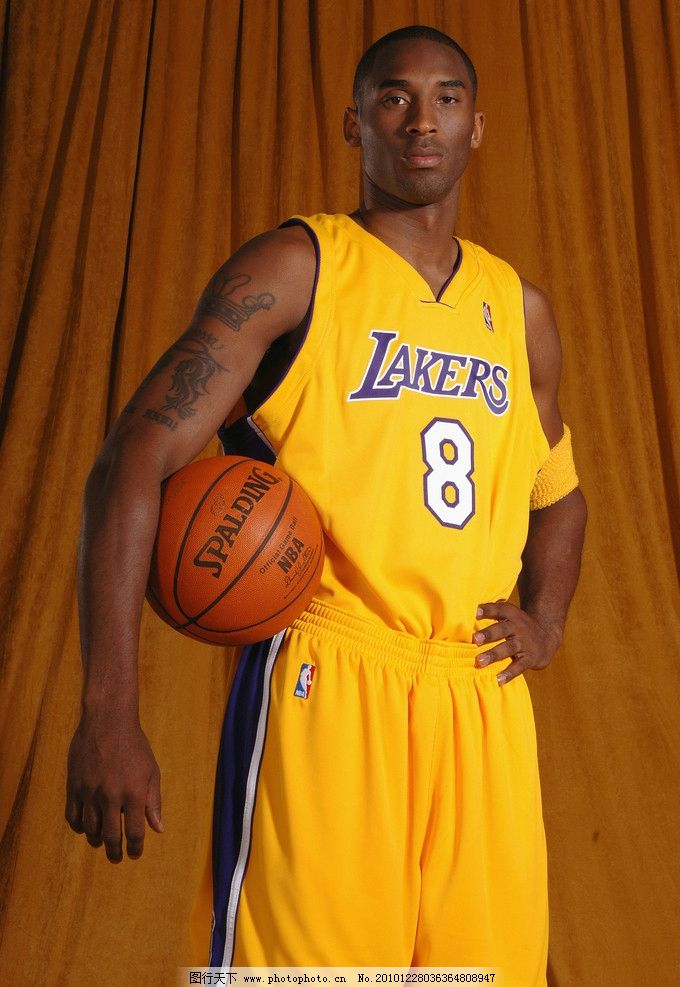 北雪平球迷向场内投掷烟花，瑞典超甲升级附加赛被迫中断